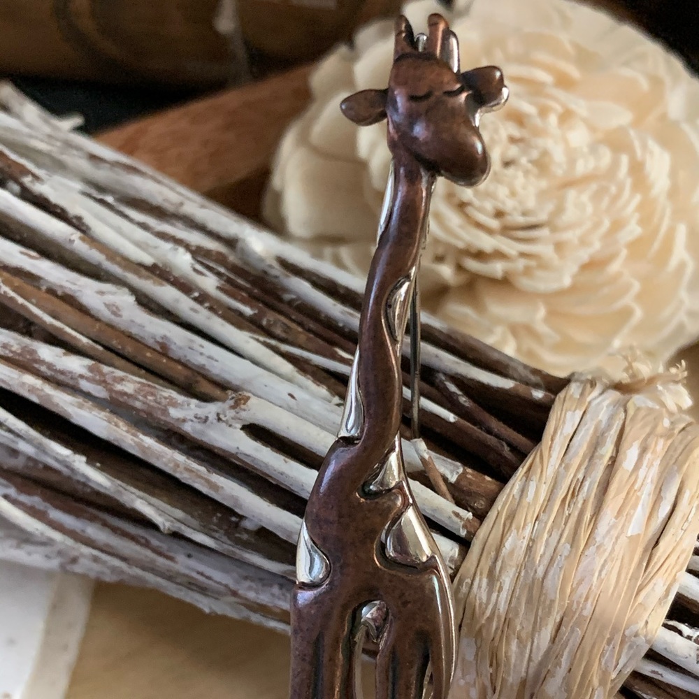 Giraffe lapel pin